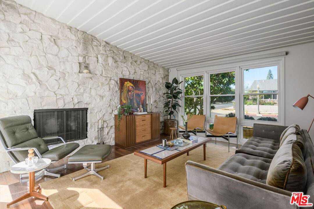 1856   Hi Point St 4BR Beverlywood La