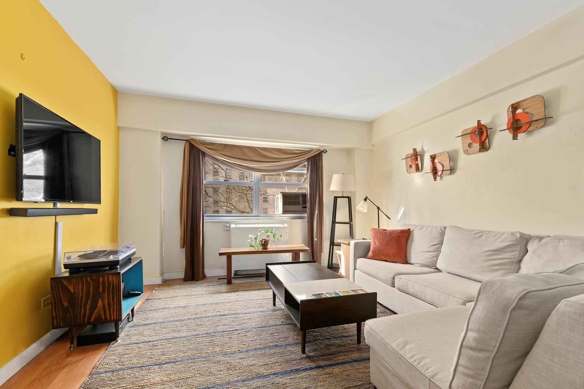 Open house visits conveniently scheduled by appointmentWelcome to 235 Adams Street Unit 2G, a wonderful 1 bedroom apartment for sale in Downtown Brooklyn, at the entrance of a cherished national ...