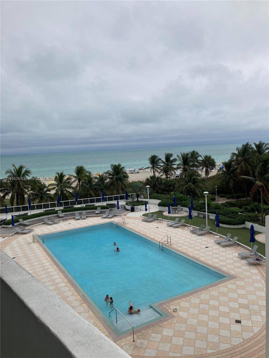 Beautiful studio with balcony facing south with Ocean view and pool at the famous Decoplage !