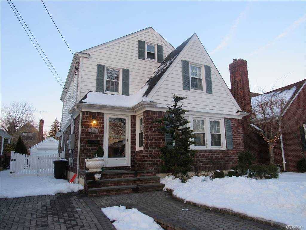 Spacious house rental in the idyllic neighborhood of Floral Park.