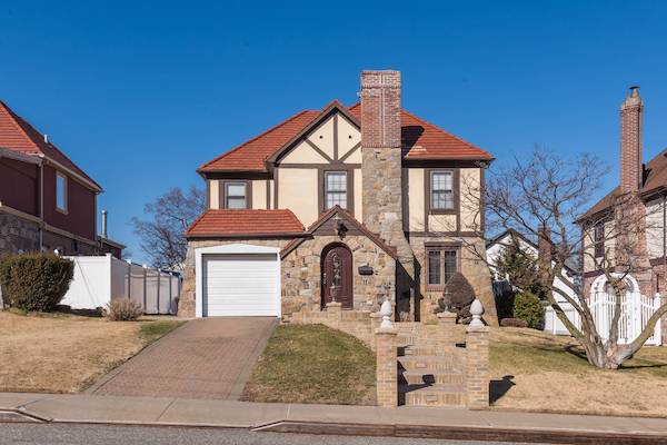 Award winning Large Suburban Residence exclusively offered by Modern SpacesThis Tudor house offers 1, 366 sqft of living space with an additional 486 sqft finished basement located on a 50100 ...