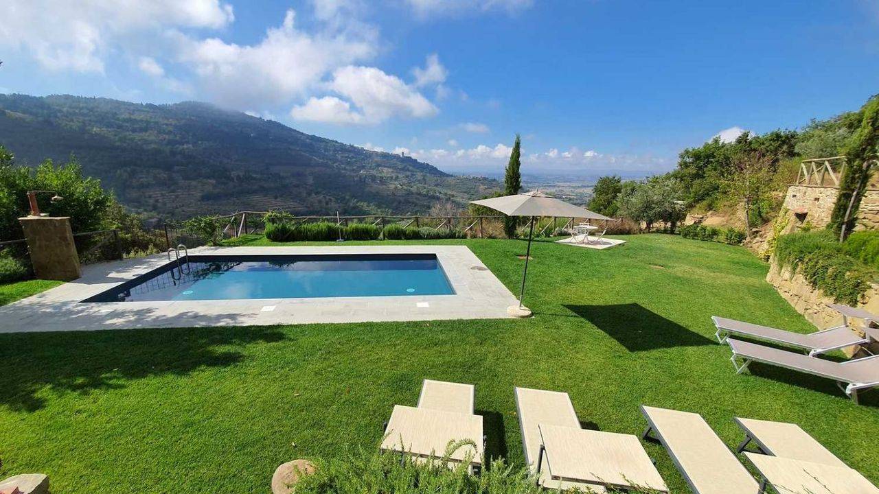 Charming renovated farmhouse with garden, olive grove, jacuzzi, pool, spa, 4 bedrooms and 4 bathrooms for sale in Cortona, Tuscany.