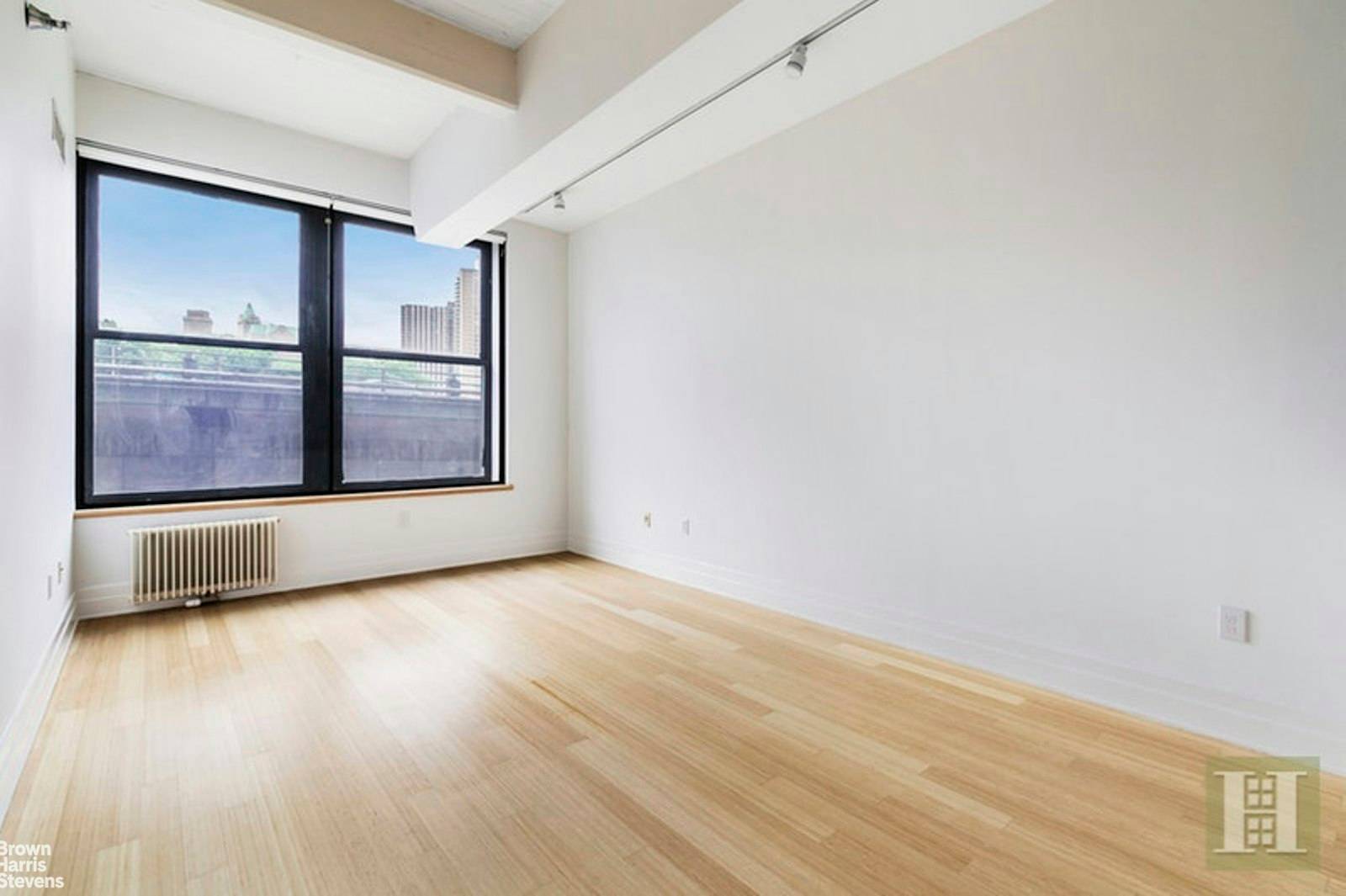 Smartly laid out south facing 1bedroom 1bath loft with a large walk in closet in one of Dumbo's premier condominiums.
