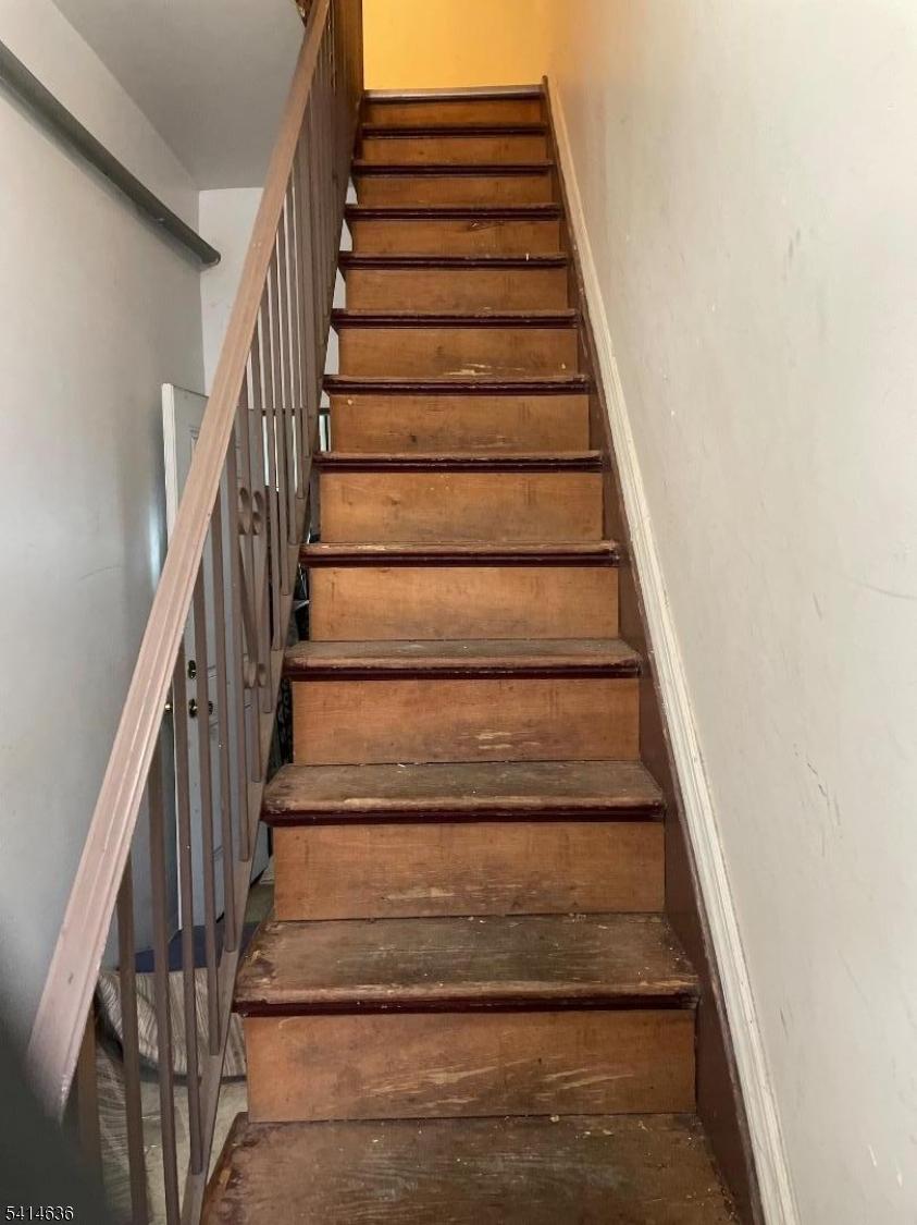 Stairs to 2 flr