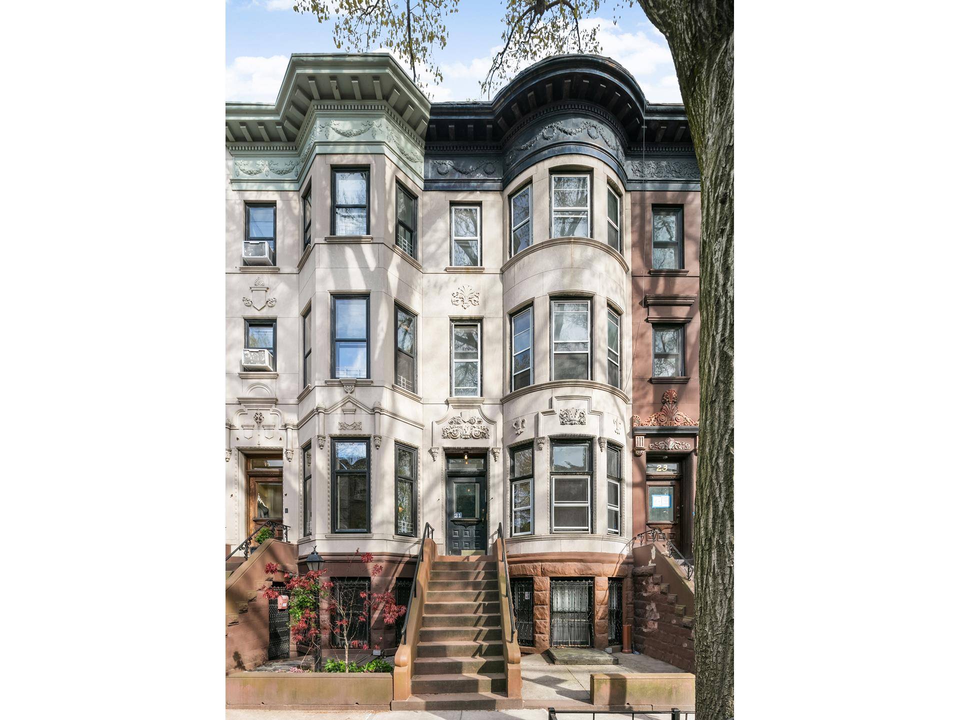 This rarely available vacant home is perfect for investors or those with the desire to create their own home on one of the most desirable streets in Park Slope.