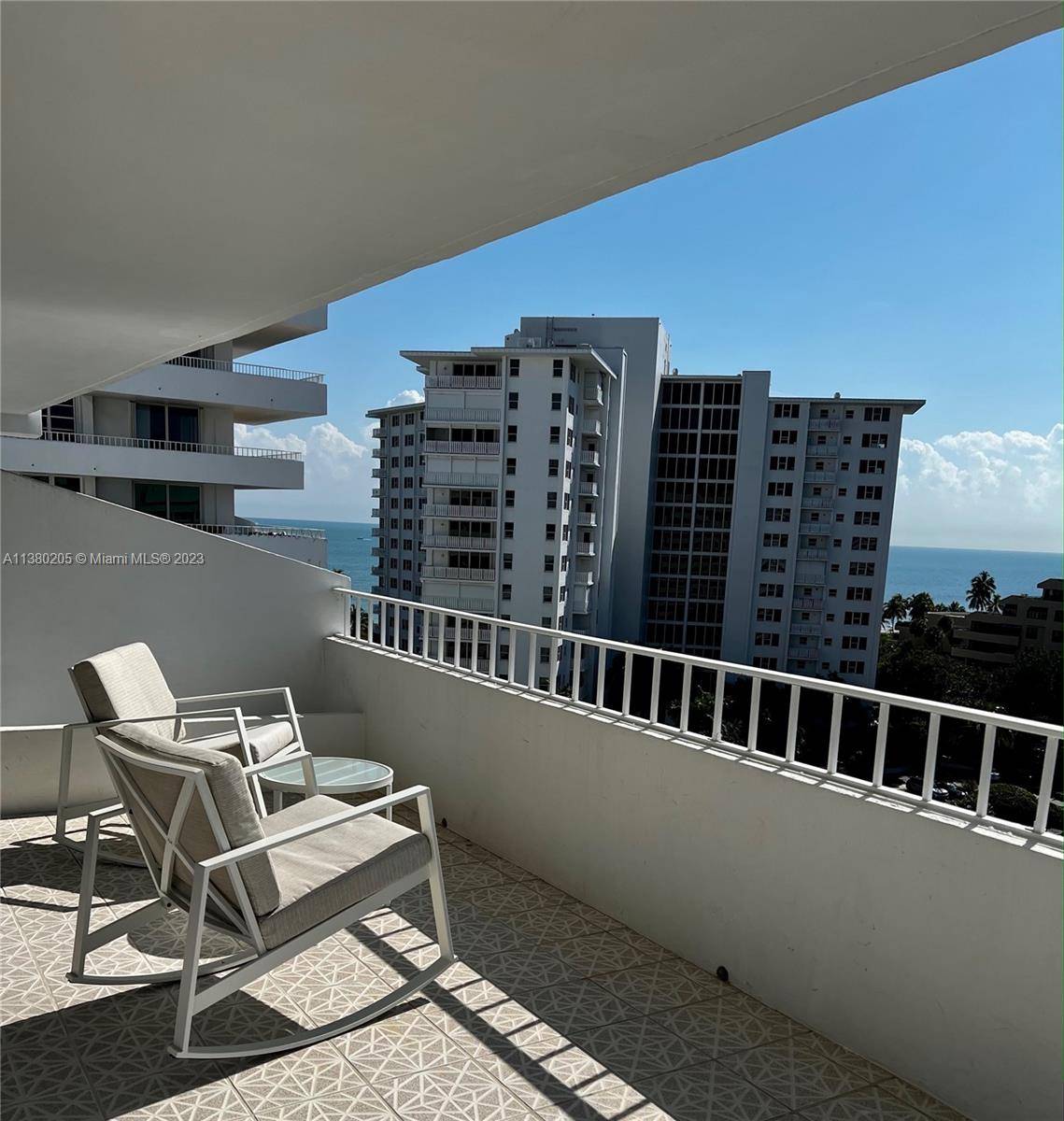 Beautiful, and renovated corner unit apartment COMMODORE CLUB SOUTH, this 2 bedroom 2 bath apartment is your perfect home for a short term stay in Key Biscayne.