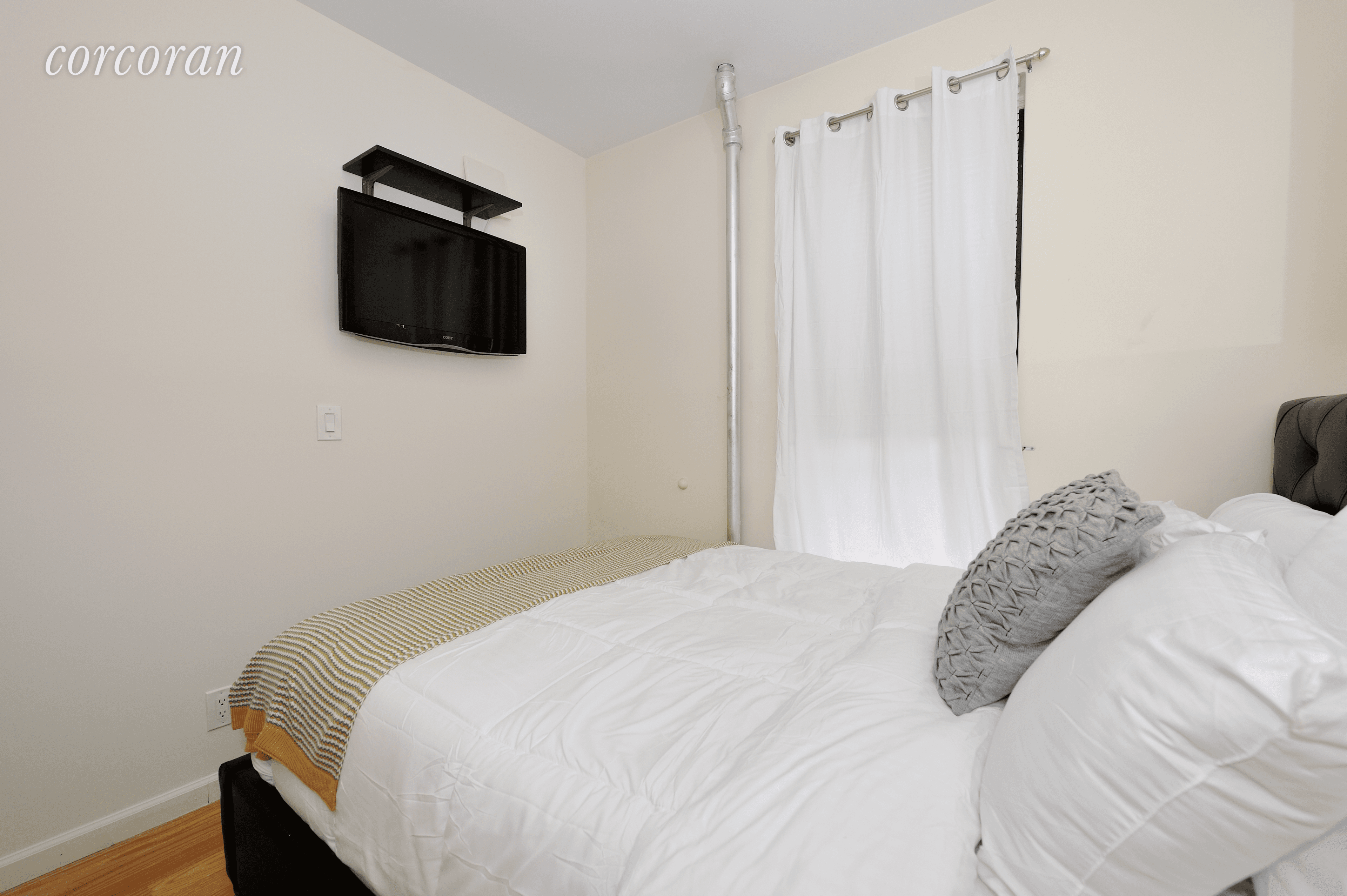 Furnished 4 bedroom apartment in the heart of everything avail 1 to 12 months flat screen tv and wifi ready can come unfurnished if tenant liked full size bedrooms only ...