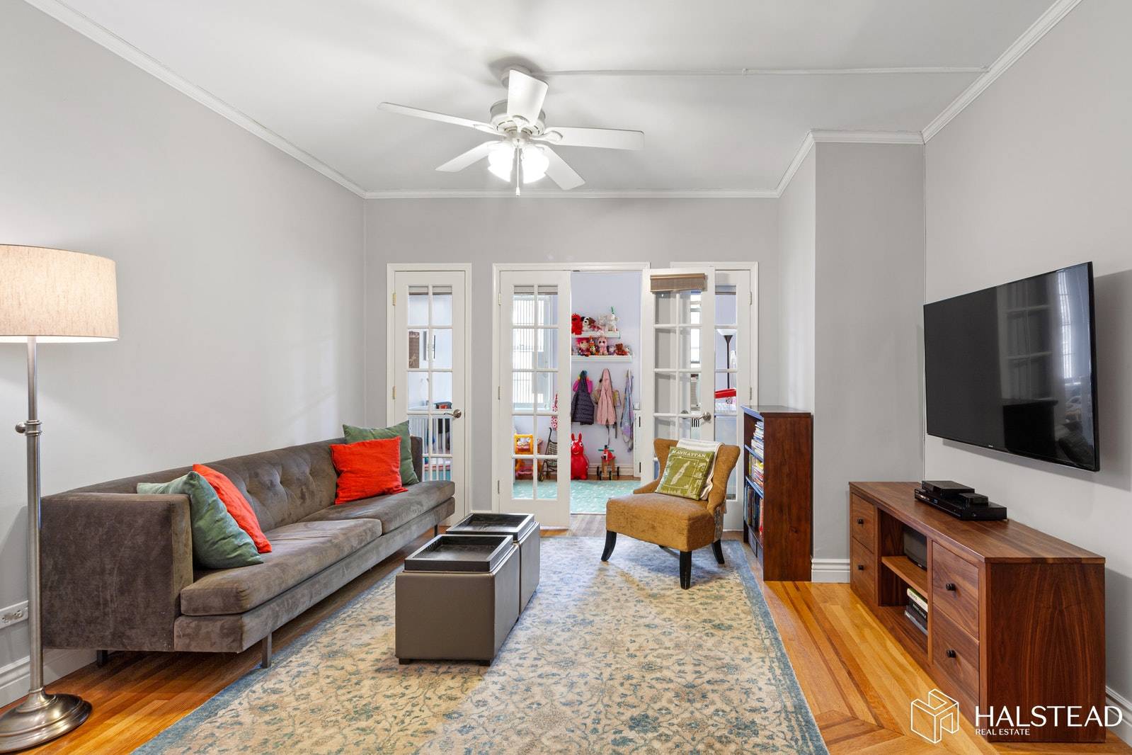 Residence 6H is a turn key home, nestled on the top floor of a beautiful pre war co op in charming Windsor Terrace.
