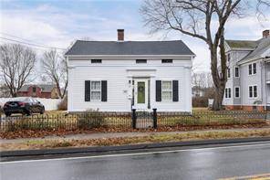 Absolutely charming historic cape that sits in Downtown Mystic just steps from all the best restaurants, shopping and attractions.