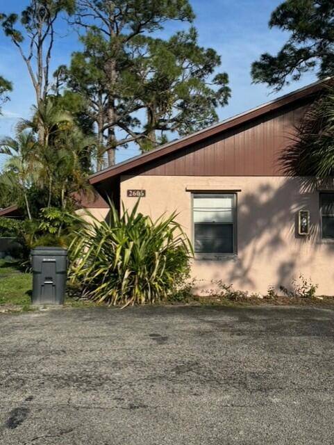 Nicely kept 2 bedrooms 2 bathrooms Villa with ceramic tile floor throughout, screened patio, washer and dryer in the unit.