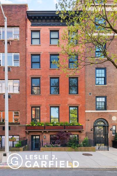 10 Remsen Street is a stunning 21' wide townhouse in the rarest of locations a private cul de sac at the western end of Remsen Street facing the Manhattan skyline, ...