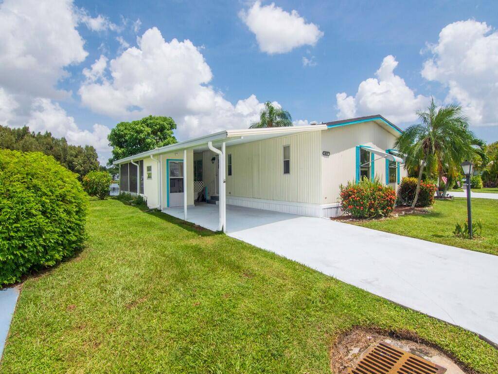 WATERFRONT 2 bedroom 2 bath home in desirable Pinelake Gardens in South Stuart !