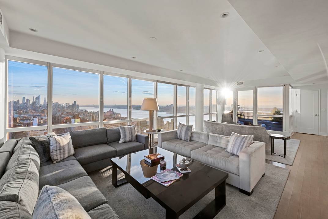 Towering Penthouse Duplex with Sublime Skyline and River Views Welcome to this one of a kind duplex penthouse located in the heart of the Upper West Side, a renovated two ...