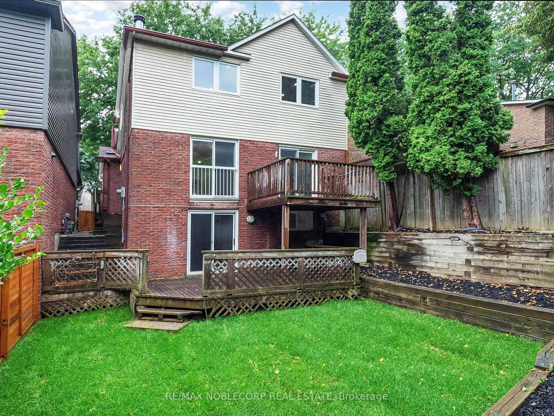 Charming Lorne Park Detached Home in a Highly Desirable Location !
