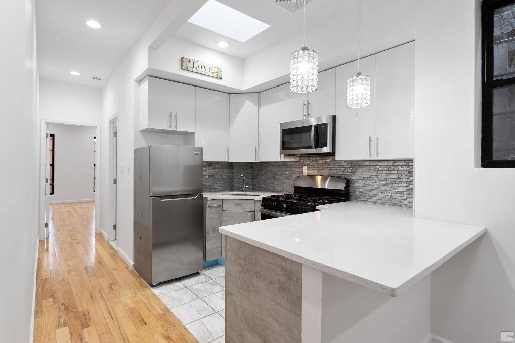 Welcome to PHR, a stunning newly renovated 2 bedroom, 2 bathroom apartment in the heart of Park Slope.
