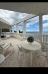 Terraza con comedor exterior frente al mar / Terrace with outdoor dining & ocean view