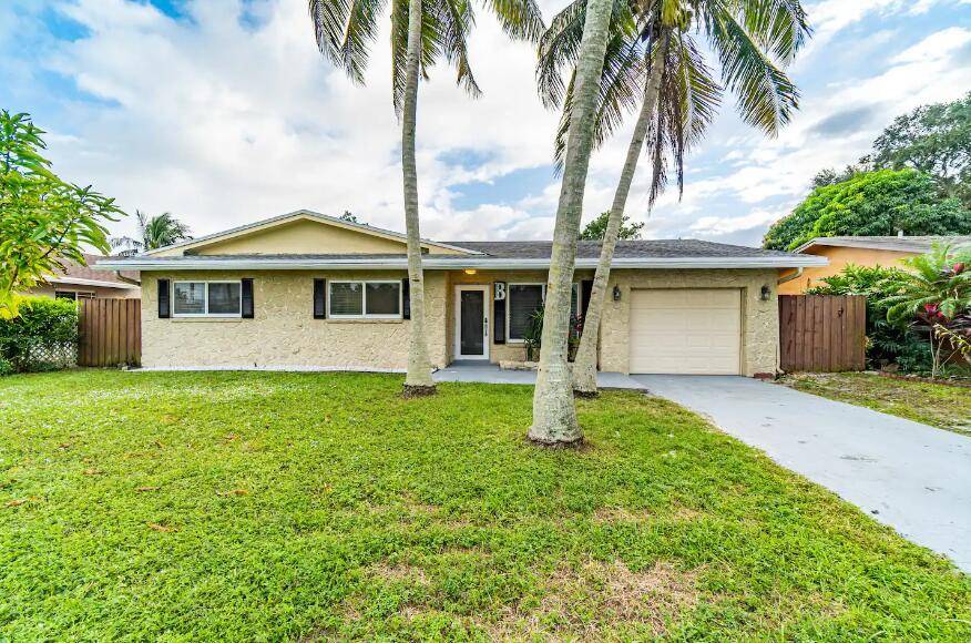 Beautiful 4 bedroom 2 bathroom Home with Private Pool and garden area in the amazing location of Lauderdale Lakes.