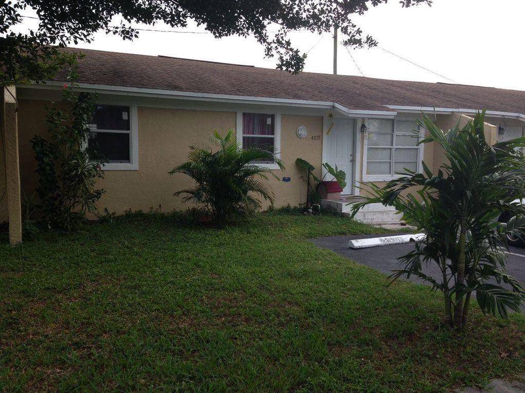 Beautiful 2BR 2BA Villa with small back yard fully fence and patio, Large master bedroom washer and dryer inside the unit, brand new roof installed on January 2022, central AC, ...