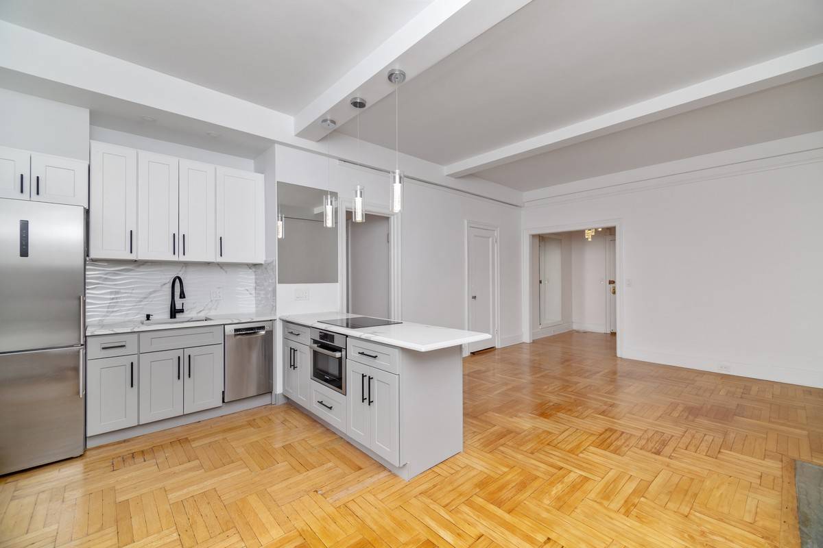 Welcome to this elegant 1 bedroom, 1 bathroom pre war co op apartment nestled on the high floors of the iconic 67 Park Avenue in the heart of Manhattan.