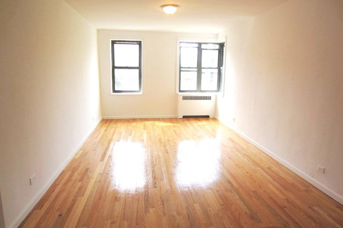 Beautiful apartment in an art deco elevator building right by Fort Tryon Park and The Cloisters !