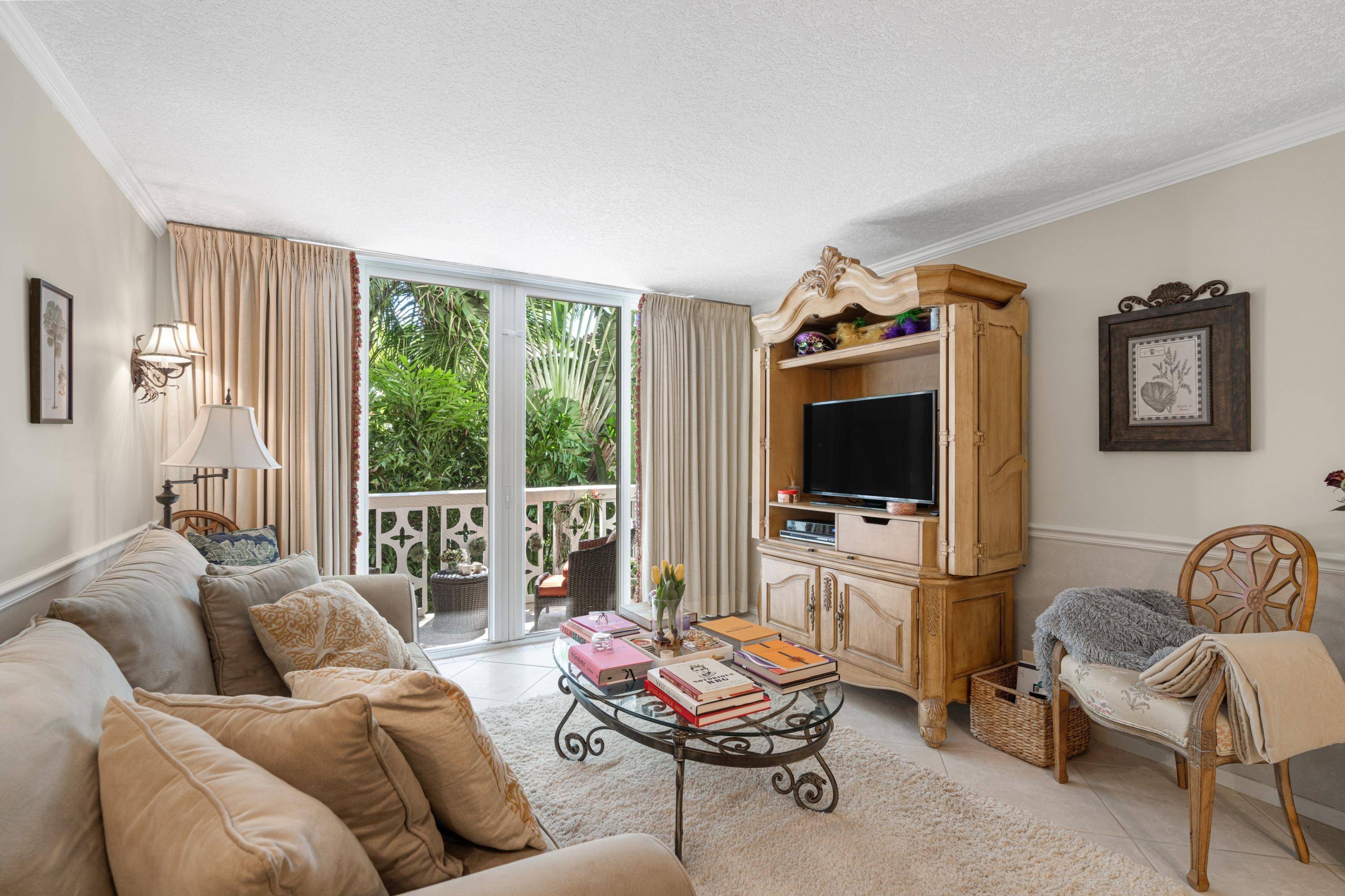 Great opportunity to own this tranquil rarely available one bedroom nestled in a boutique building in the center of Palm Beach.