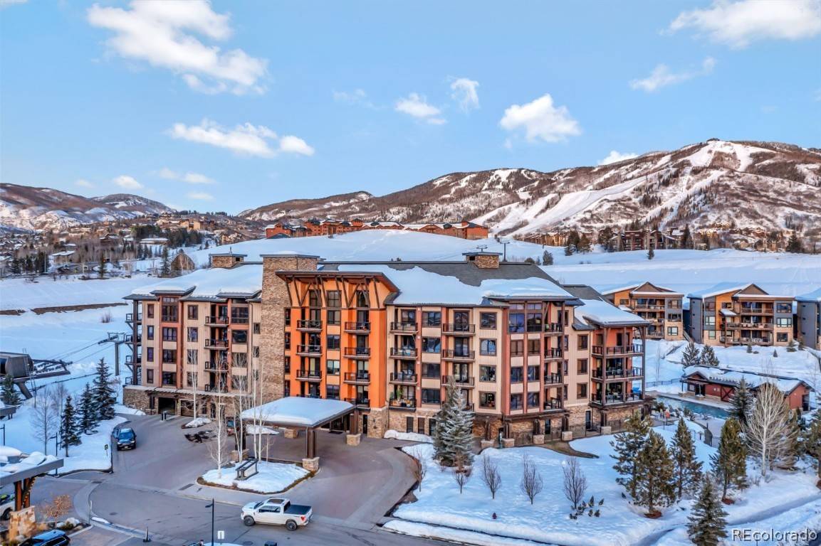 This 1 bedroom, 1 bathroom mountain contemporary condo on the fourth floor in Trailhead Lodge is mountain living at its finest !