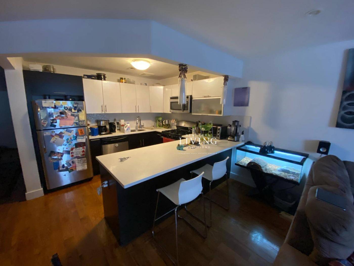 Gorgeous newly renovated duplex with private backyard !
