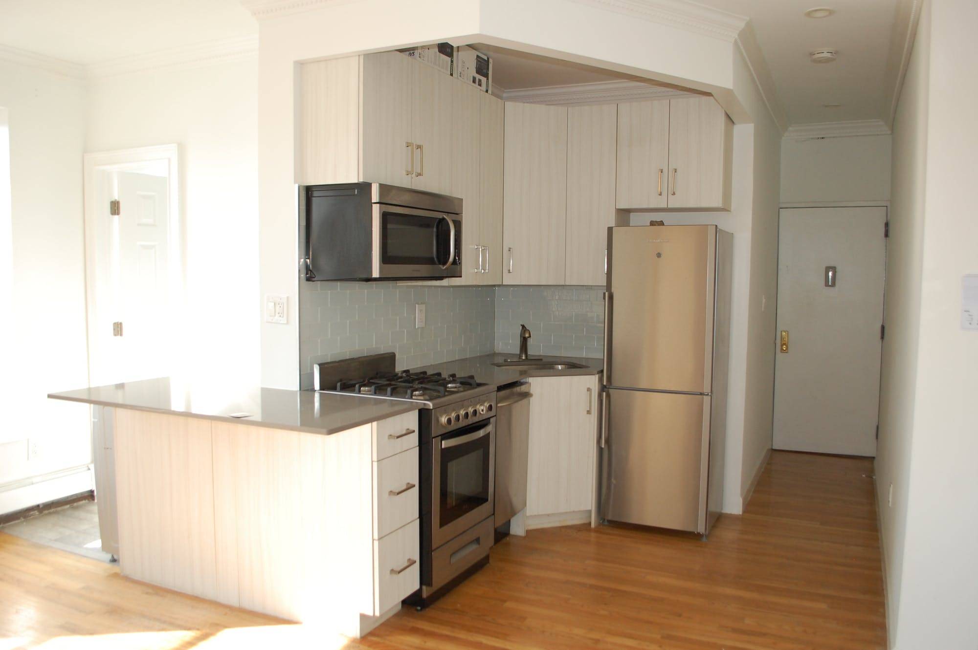 Renovated 2 bedroom apartment in Williamsburg, No Brokers fee 2 month free.