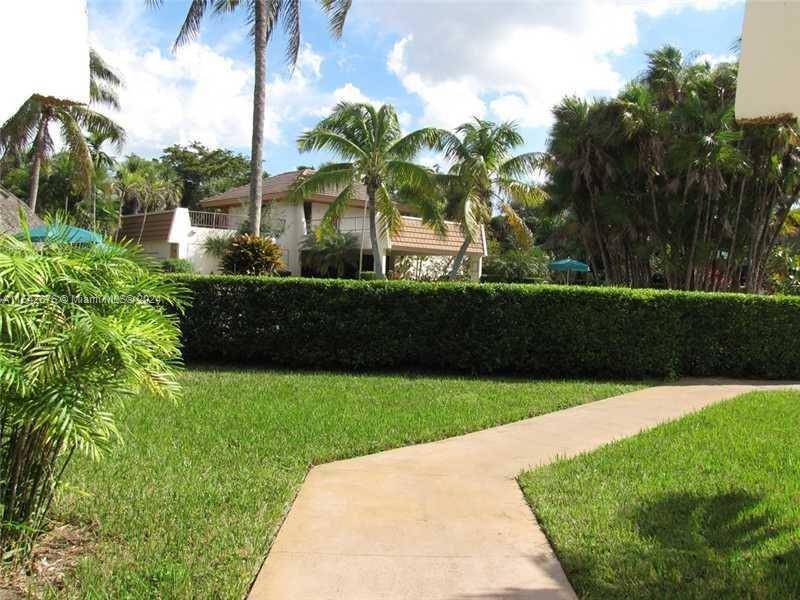 Pinecrest Perfect Condominium Rarely Available Renovated Large White Ceramic Tile Large 3 bedrooms and 2 bathrooms with large swimming pool, no charge gas barbecue under the Tiki Hut, clubhouse, tennis ...