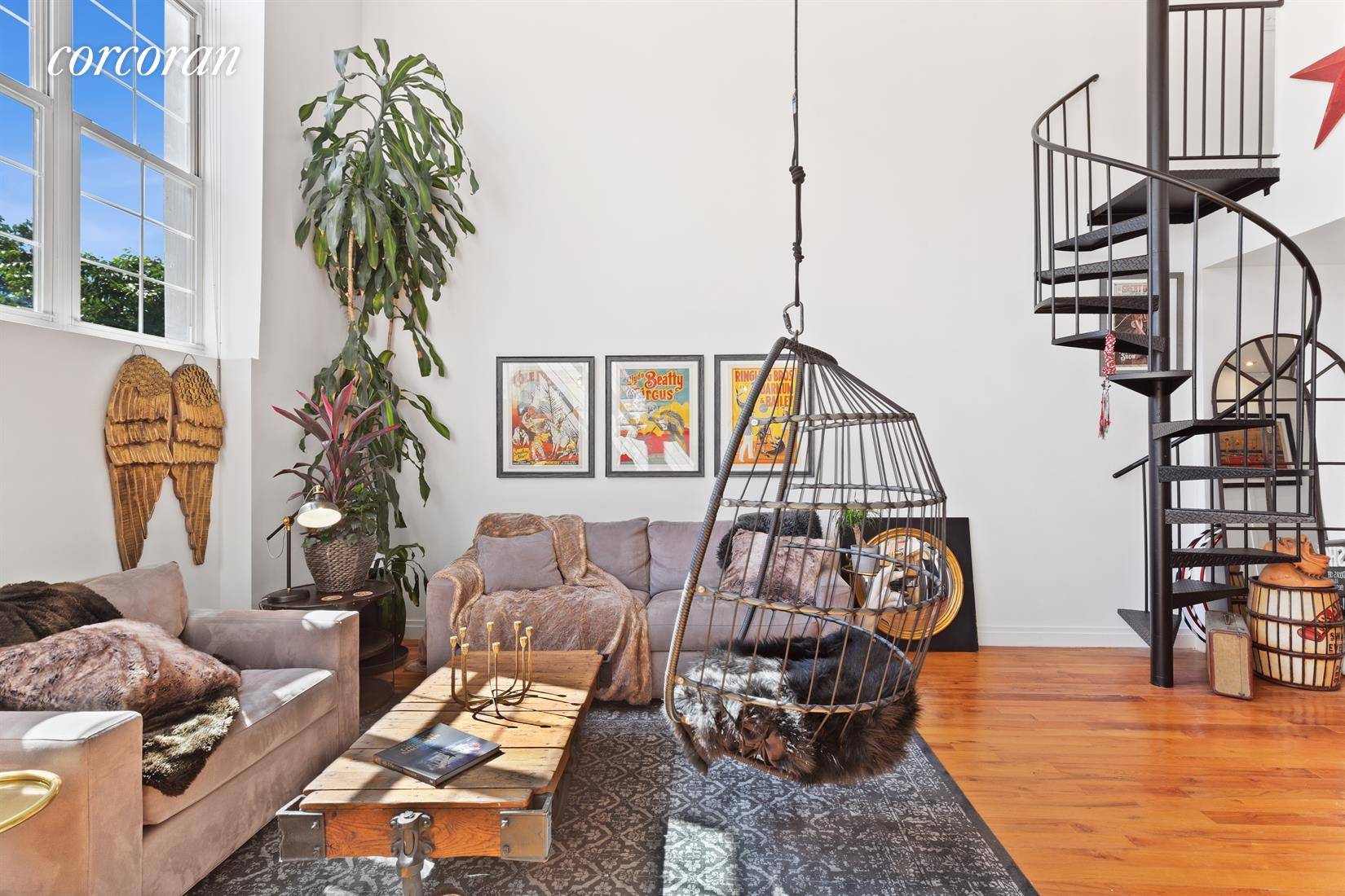 Owned by a juggler and an aerialist, the circus really is in town in this unique and wonderfully imagined 1222 square foot loft.