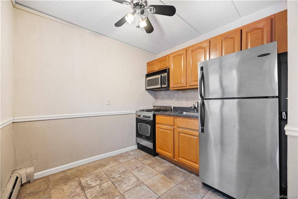 Discover a radiant and expansive studio apartment, presented in impeccable condition, featuring a charming eat in kitchen, an ample walk in closet, and exquisite flooring.
