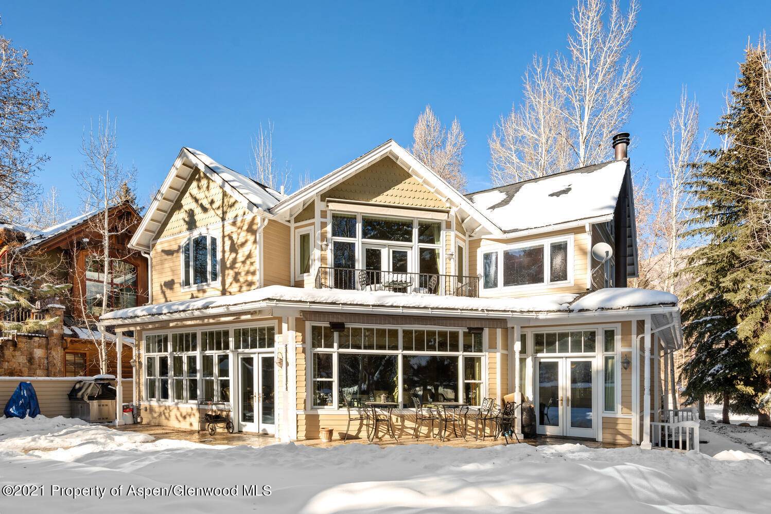 101 W Francis is situated in Aspen's desirable West End within a few blocks to the Hotel Jerome, world class dining, shops, parks and everything Aspen has to offer.