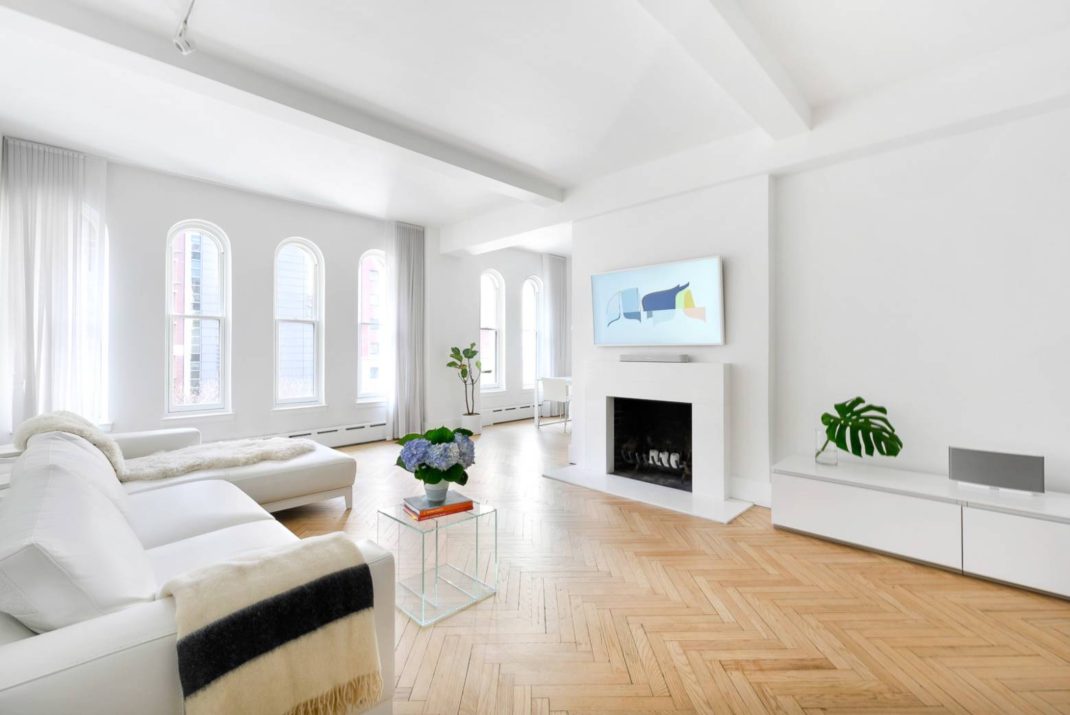With an impressive 48 feet of Park Avenue frontage, exquisite pre war details and an iconic address, this gracious, renovated 2 bedroom, 1.