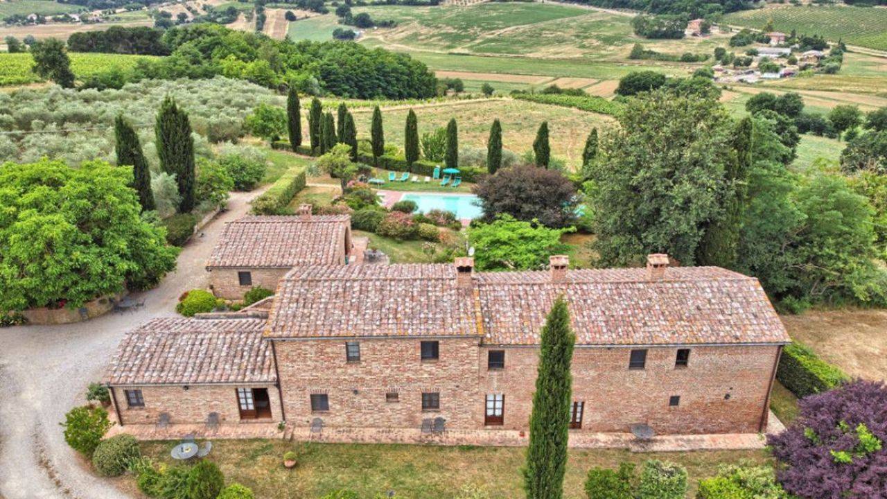 Farm with vineyard and farmhouse in Tuscany for sale in Montepulciano, Siena. Farm with production of noble Montepulciano wine.
