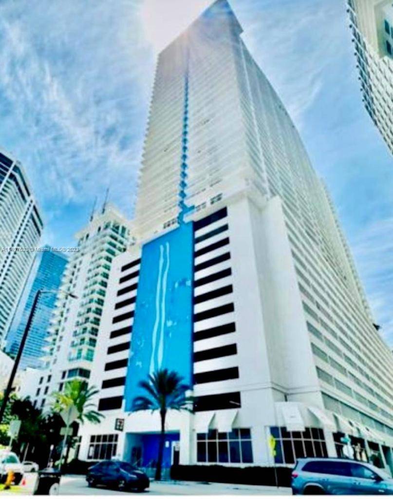 Amazing Brickell condo, 1 bed 1 bath, modern kitchen and bathroom ; huge walk in closets ; washer and dryer in the unit ; assigned covered parking ; walking distance ...