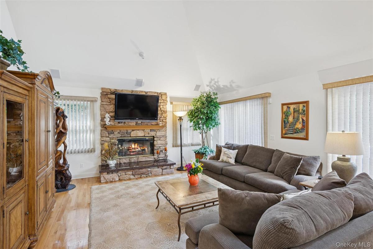 Licing open plan with poolside views
