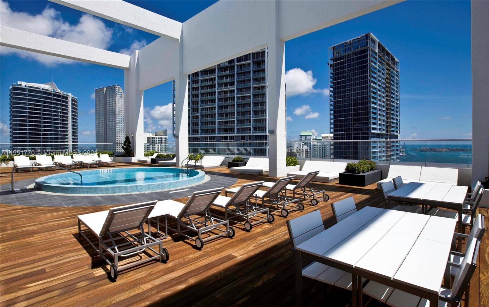 Gorgeous 1 bedroom 1 bathroom conveniently located in the heart of Brickell.