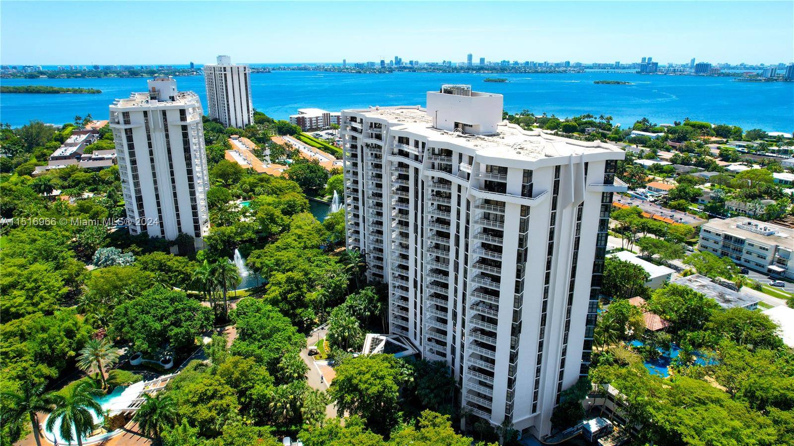 Price to sell ! Live like on a vacation the whole year in this beautiful unit, southeast direct water views from the 16th floor of the Biscayne Bay, Miami Beach, ...