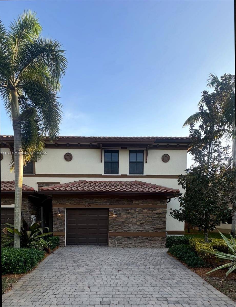 PRICED REDUCTION ! ! LOVELY WELL MAINTAINED 4 BEDROOM 3 BATH END UNIT HOME IN THE BEAUTIFUL DAVIE VAQUERO TRAILS COMMUNITY, GREAT LOCATION.