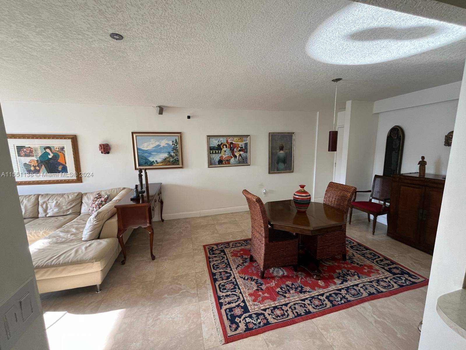 Beautiful unit located in the heart of Miami Beach, walking distance to Lincoln Road, to the Beach.