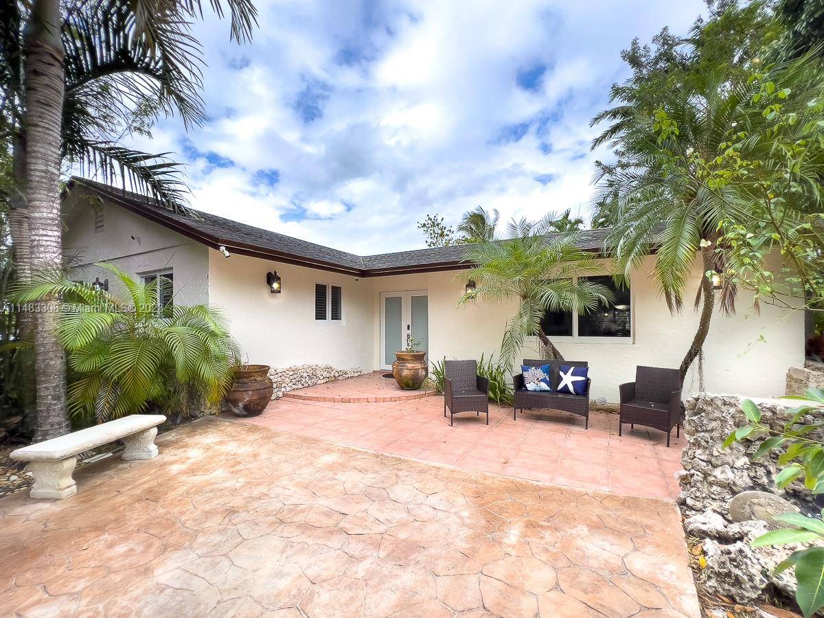Stunning 3 bedroom 2 baths, with a 2 1 guest house on one acre, enjoy the outdoors cooking and BBQ area great for entertaining and relax this tropical oasis surrounded ...