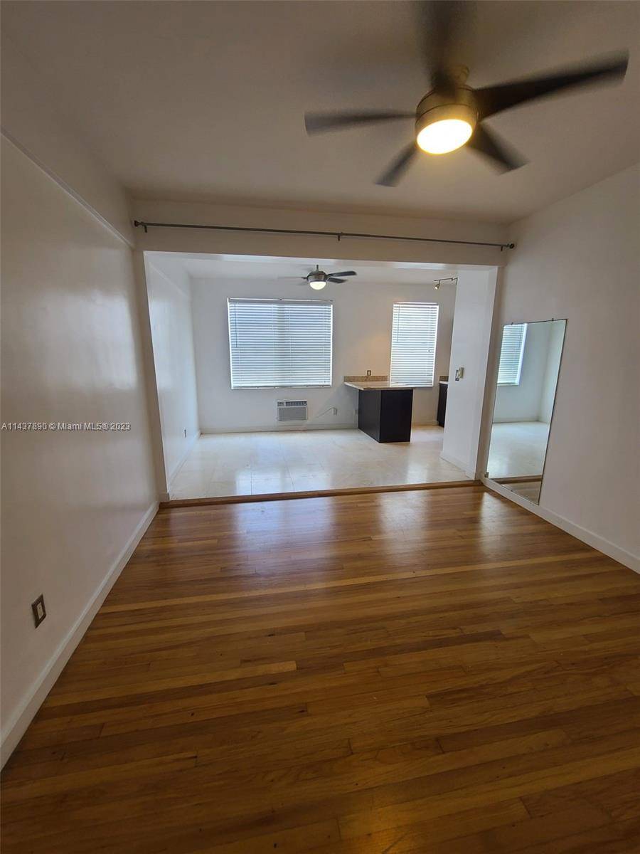 UPDATED STUDIO LOCATED IN PRIME RESIDENTIAL NEIGHBORHOOD KNOWS AS SOUTH OF FIFTH JUST 2 BLOCKS AWAY FROM THE OCEAN !