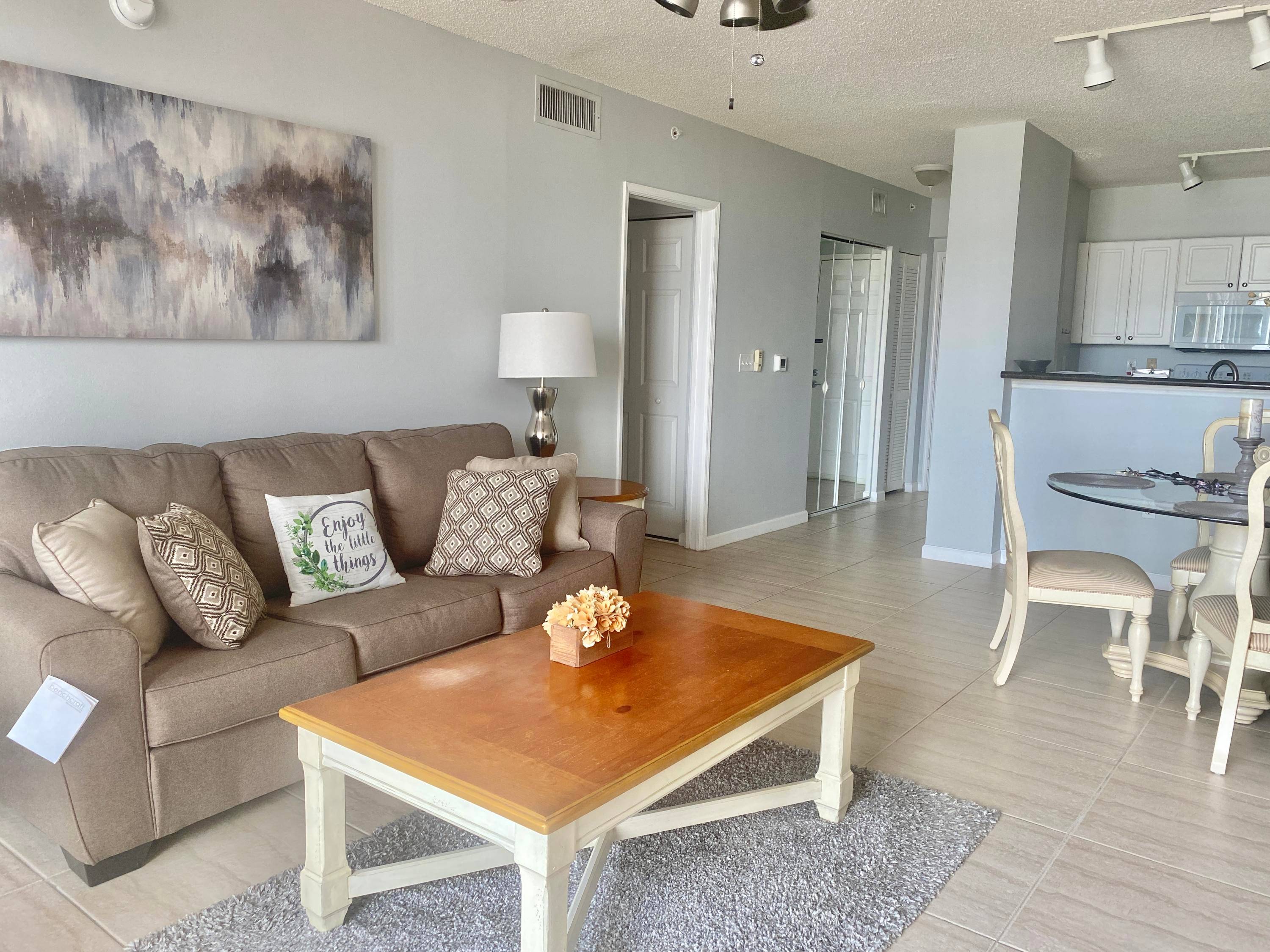 Short term Rental Bright and cozy 1 bedroom 1 bathroom fully furnished turnkey Contemporary Decor.