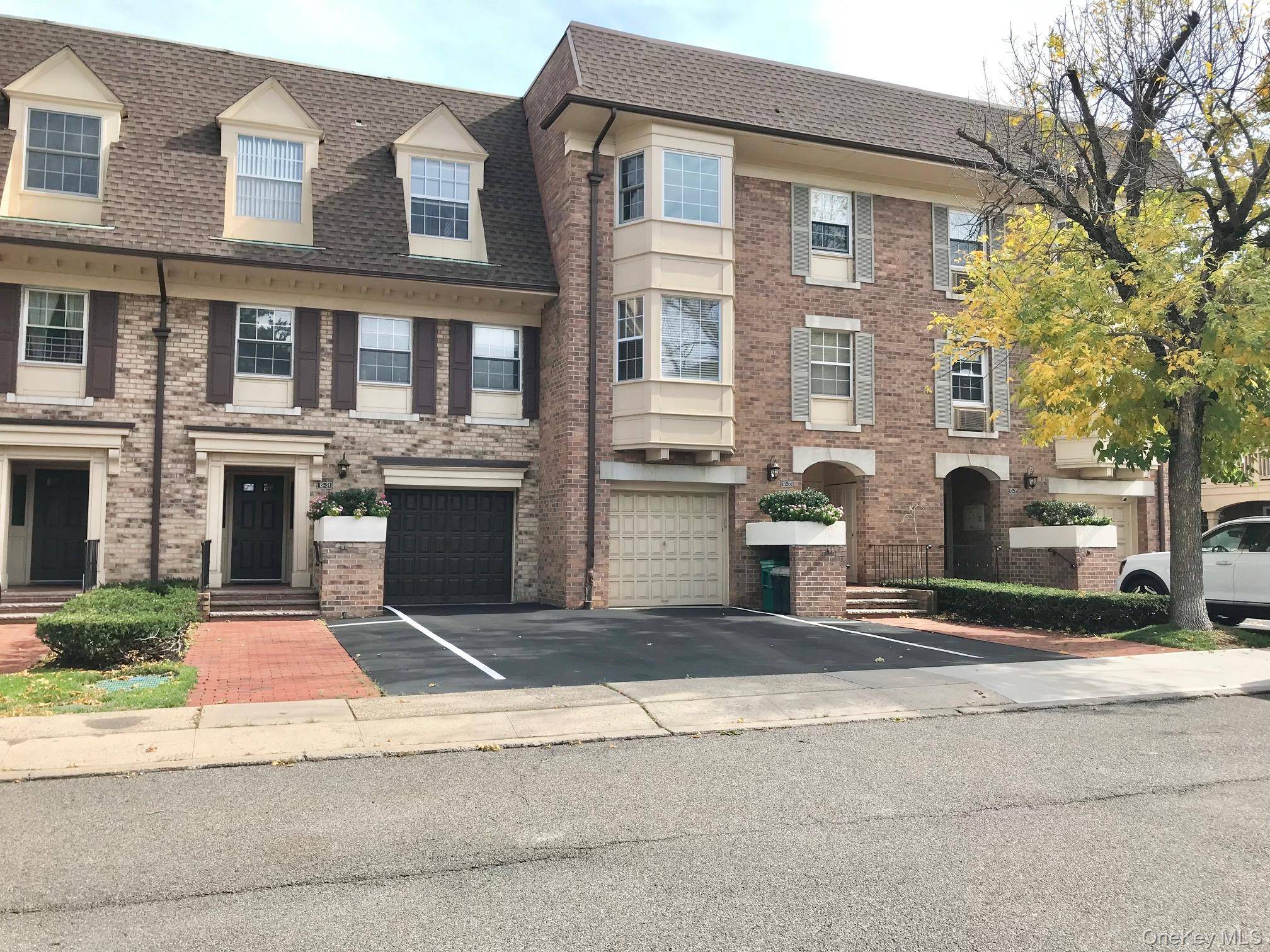 Welcome to this beautiful Townhouse Condominiums at Bayside.
