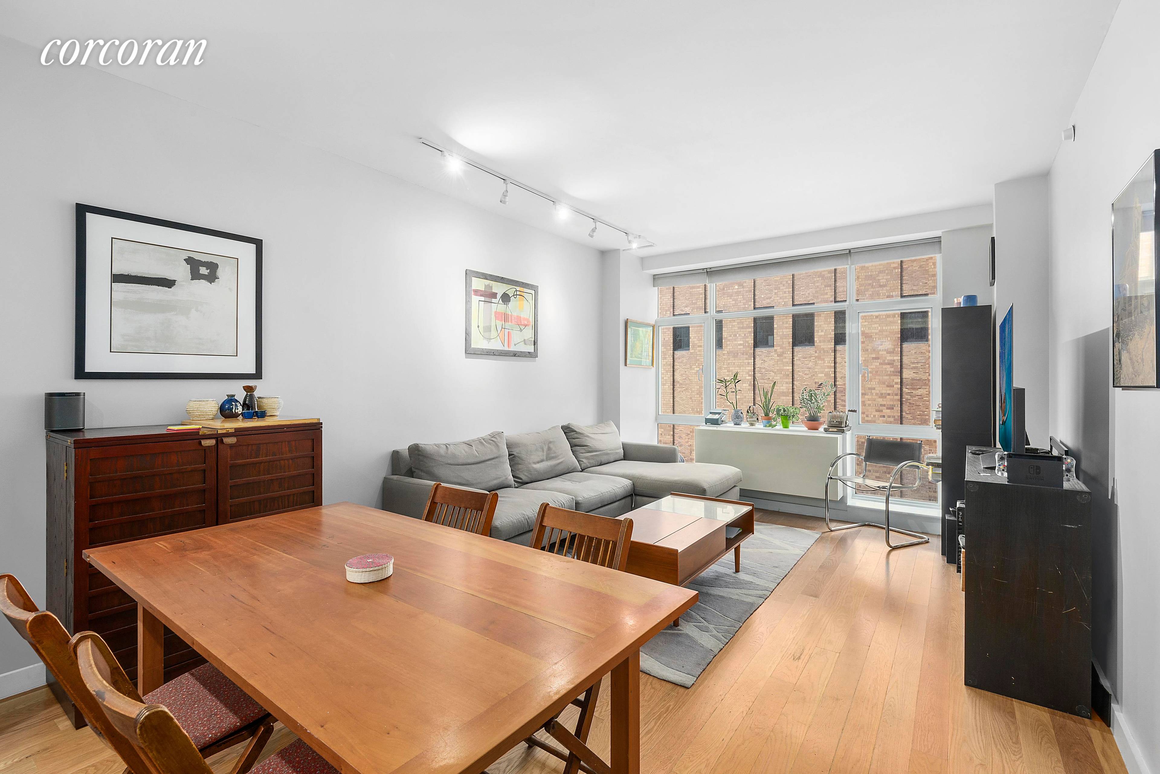 189 Schermerhorn Street 6F is a large one bedroom with home office in a highly coveted full service condominium building at the crossroads of Downtown Brooklyn and Boerum Hill.
