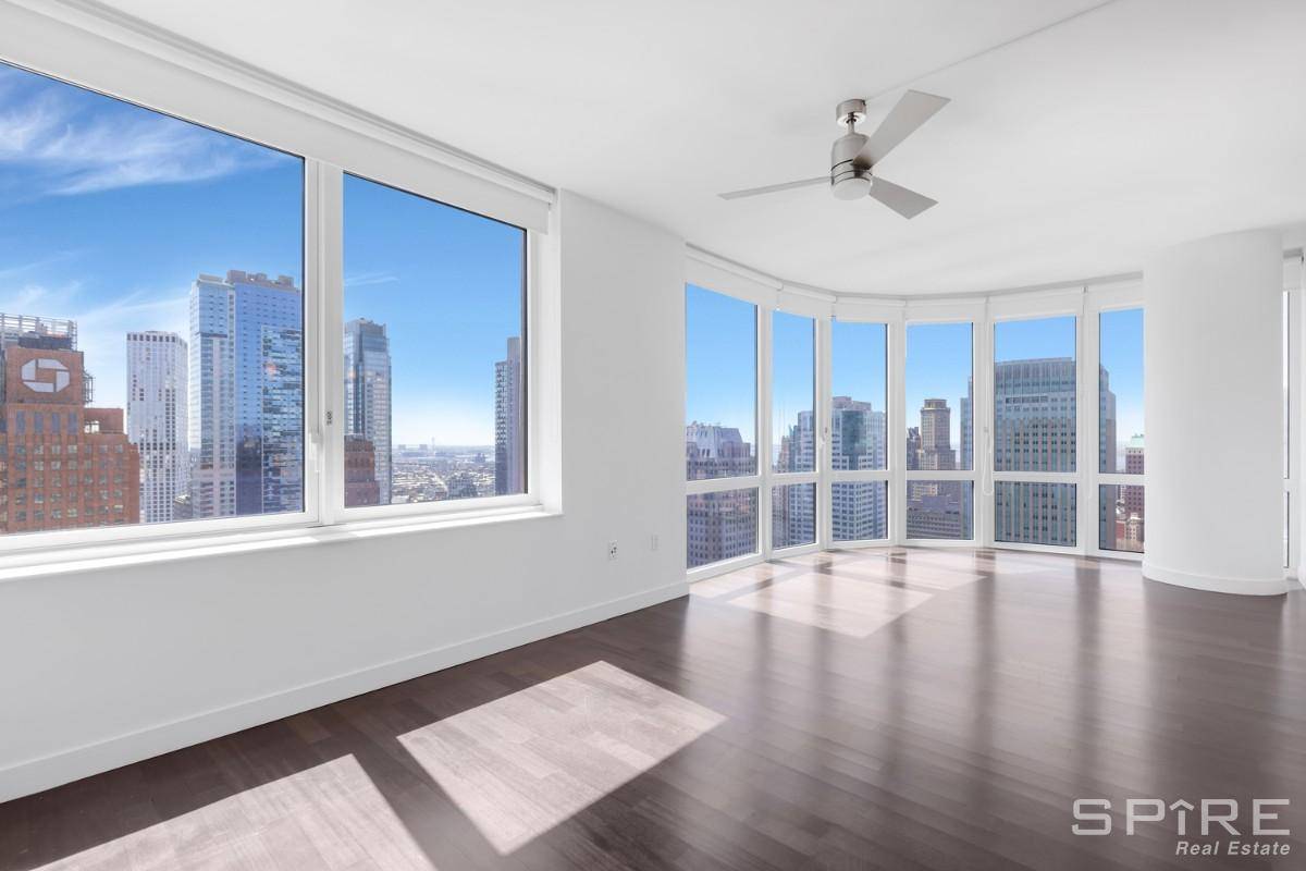 This modern two bedroom home features sweeping southwestern views of the Manhattan skyline, the Brooklyn Skyline, the Verrazano and Brooklyn Bridges and the East River through expansive floor to ceiling ...