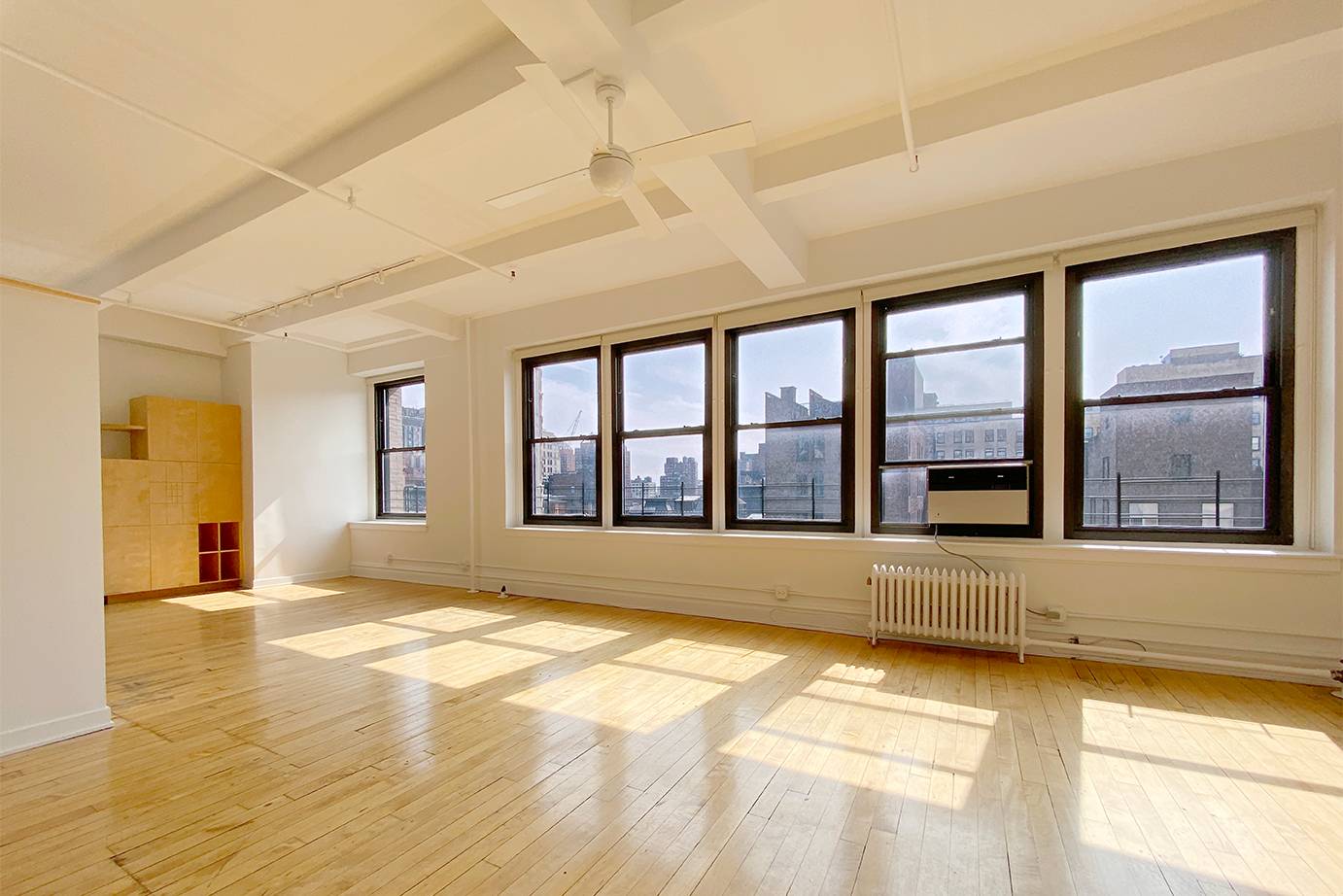 NO BROKER FEE Fabulous Loft with Light, Views, and best Flatiron Location makes this the perfect new home.