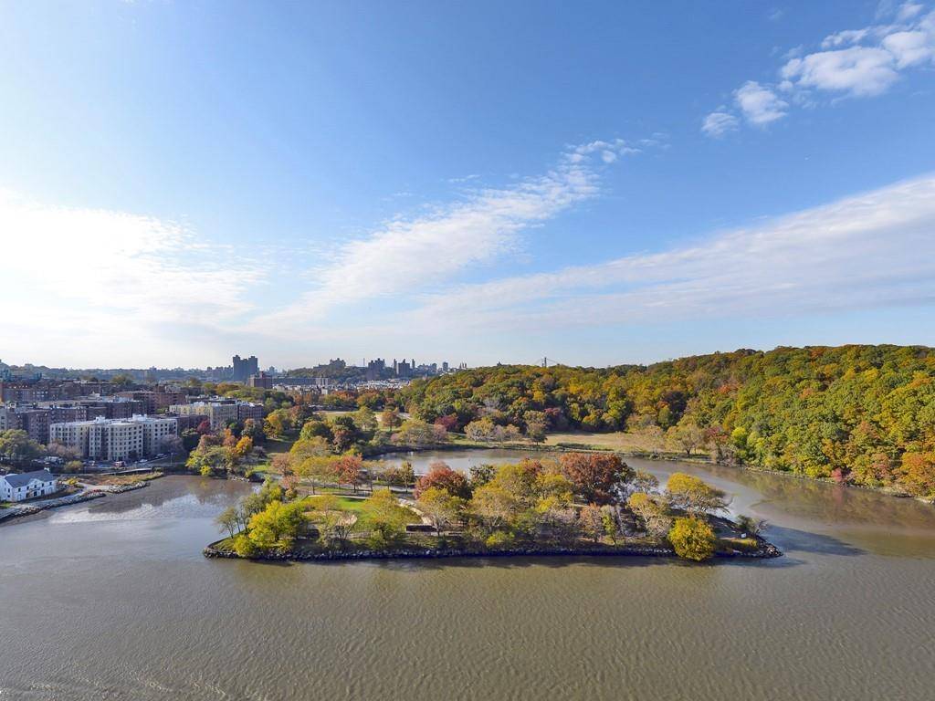 Spectacular Hudson and Harlem River Views !