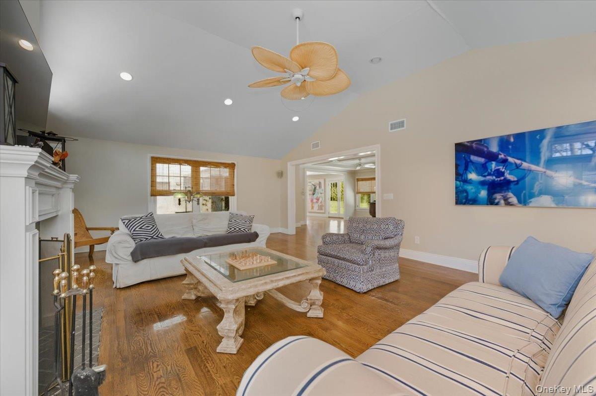 Formal Living Room w/Vaulted Ceiling