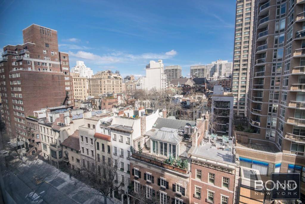 A Rare Gem on the 9th Floor with Unobstructed ViewsKey Features Spacious 1 Bedroom Unit Experience the luxury of ample space in a prime Upper East Side location.